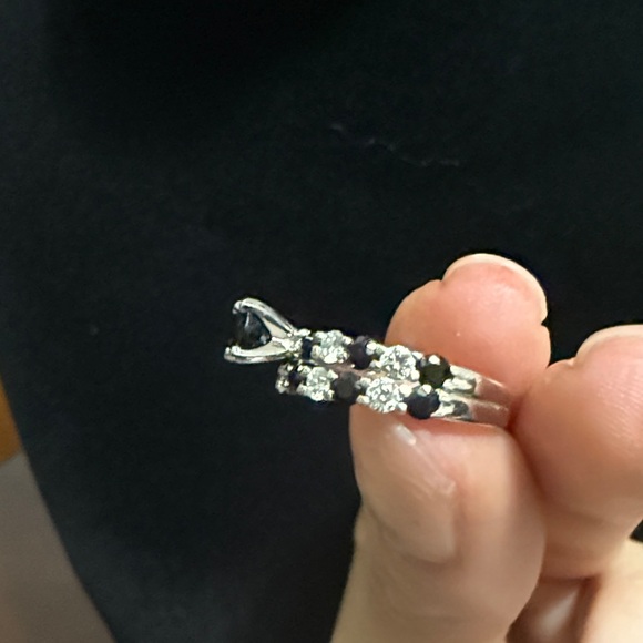 Elegant Black and Silver Ring - Picture 3 of 4